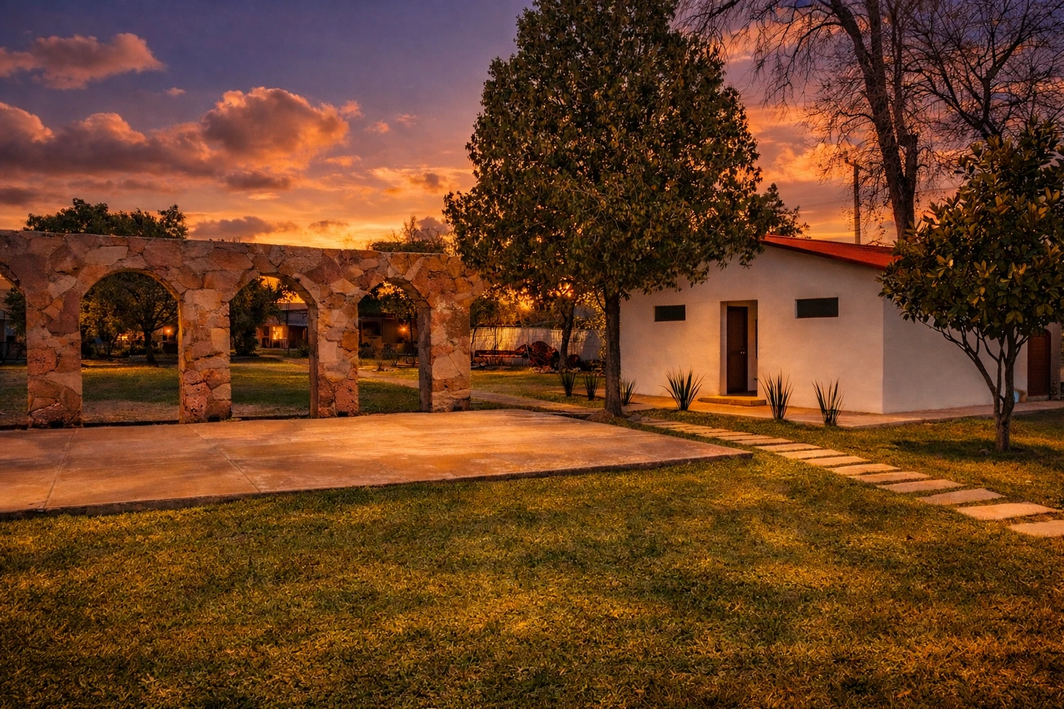 Exterior con arcos al atardecer