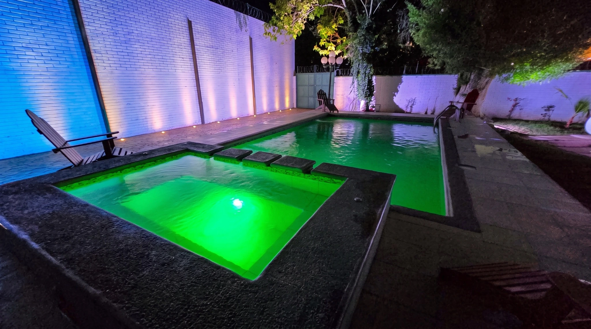 Alberca y jacuzzi iluminados